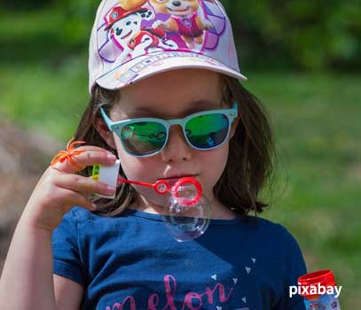 常识大全小于6岁儿童戴太阳镜可致弱视