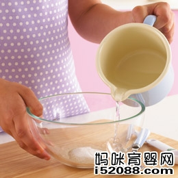 第1步:开始用酵母将酵母的糖溶解