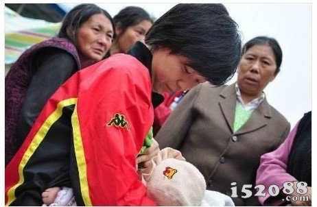 芦山地震被誉为最美母亲的志愿者