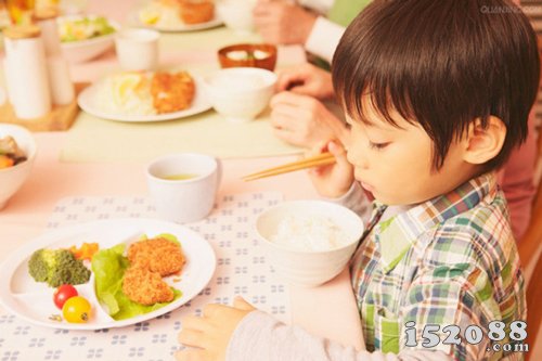 正确对待和处理不吃饭的宝宝