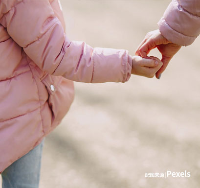 美吉姆早教老师辅助低龄学阶儿童进行瑜伽球练习