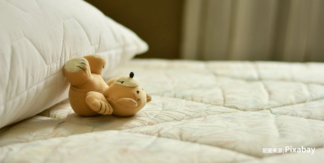 如何让宝宝走出自己睡的误区:三大方法