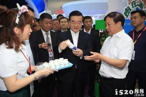 龙江省委书记、省人大常委会主任张庆伟参观了完达山乳业展区