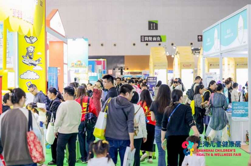 一群人站在商店前AI 生成的内容可能不正确。